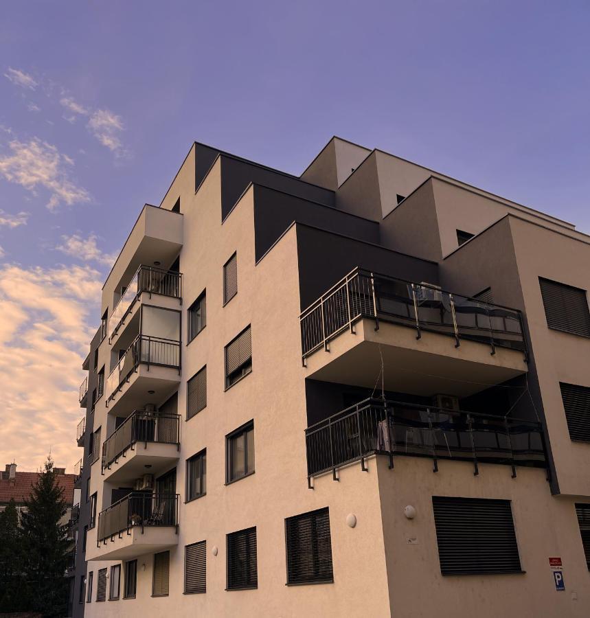 Elegant Escape Apartment I - City Centre 브라티슬라바 외부 사진